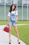 王珞丹夏日街拍曝光 秀修长美腿露小蛮腰显俏皮