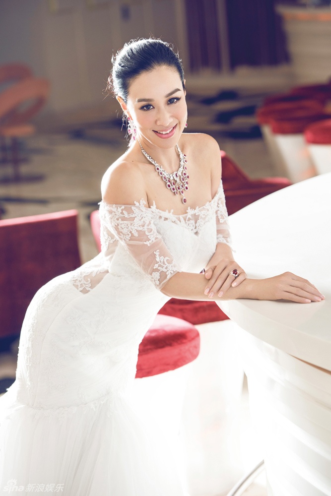 钟丽缇透视白纱登封面秀s曲线 露香肩展女性魅力