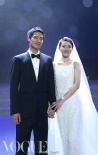 周迅宣布与高圣远婚讯 身披白色婚纱现场接吻