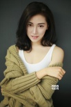 菅韧姿慵懒露肩写真 清新调皮显可爱女人姿态