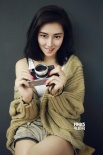 菅韧姿慵懒露肩写真 清新调皮显可爱女人姿态