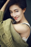 菅韌姿慵懶露肩寫真 清新調皮顯可愛女人姿態(tài)