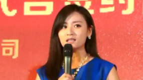 辣妈叶一茜性感代言秀美腿 曝女儿森碟爱哭害羞