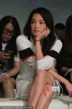 舒淇展美腿显落寞避谈婚讯 吴镇宇“卷毛”助阵