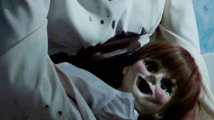 《安娜贝尔》中文预告片 惊悚鬼娃制造连锁恐怖
