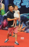 萌娃奧莉賴爸比摸動(dòng)物 全程要李小鵬抱撅嘴撒嬌