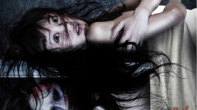 《床下有人2》动态海报 殷果儿与女鬼惊魂背靠背