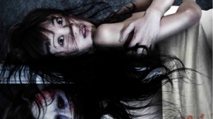 《床下有人2》动态海报 殷果儿与女鬼惊魂背靠背