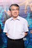 《神笔马良》首映 王中磊抱儿子威廉亲密走红毯