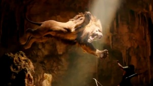 《宙斯之子》曝光片段 巨狮强袭利齿钢牙扑向强森