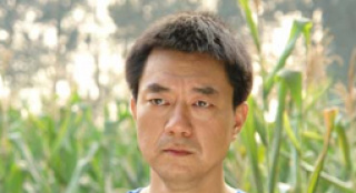 董勇帶領(lǐng)兄弟們玩水撒歡 片場驚現(xiàn)未婚妻照片