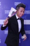 FIRST影展紅毯鄧超搖扇亮相 梁靜著3D禮服似懷孕