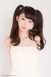 雙馬尾萌妹杉野靜香笑容清純 嬌小身姿制服誘惑
