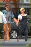斯嘉丽携未婚夫现身街头 剪短发穿背带裤显孕相
