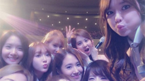 少女时代庆祝出道七周年 泰妍再三致歉“伯妍恋”