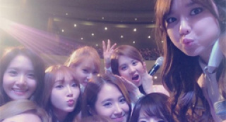 少女时代庆祝出道七周年 泰妍再三致歉“伯妍恋”