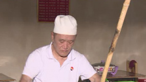 “花样爷爷”牛犇秀厨艺PK谢霆锋 现学现卖做拉面