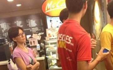 捕获亲民天后买速食 孙燕姿素颜呆萌婶样被曝光