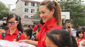 应采儿携手陈小春捐建图书馆 爆料老公不爱读书