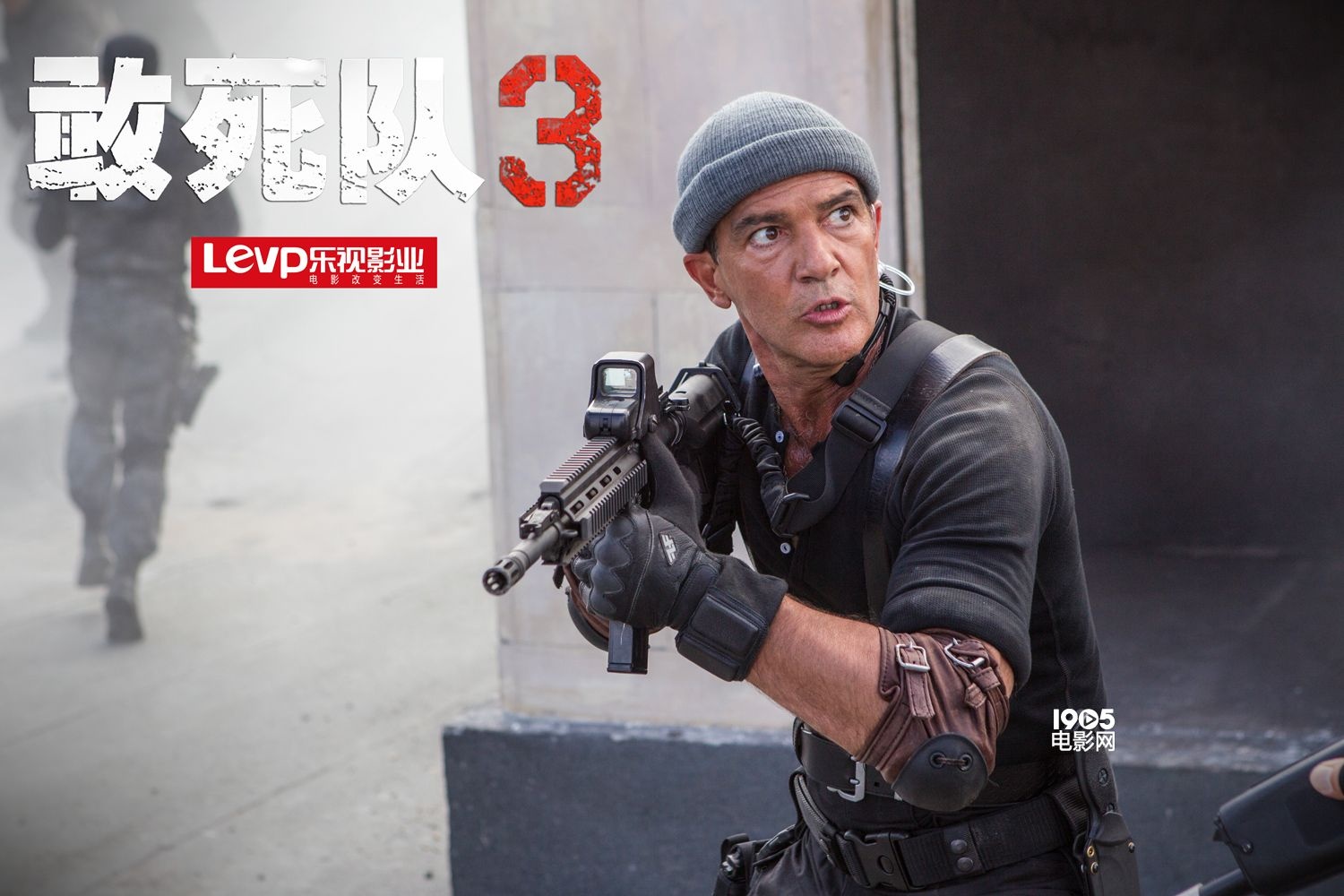 《敢死队3》名枪大揭秘 17明星硬汉全副武装