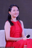 周迅紅色長(zhǎng)裙驚艷亮相 秀婚戒露雙下巴幸福洋溢