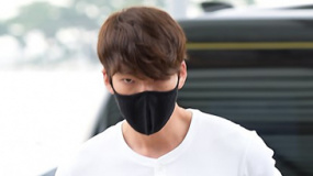 金宇彬访港仅20名粉丝接机 粉丝扮恐龙取悦偶像