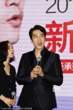 宋承憲黑色西裝帥氣亮相上海 盡顯成熟男人風范