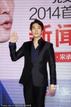 宋承憲黑色西裝帥氣亮相上海 盡顯成熟男人風范