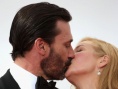 《广告狂人》男星乔·哈姆携妻亮相 红毯甜蜜热吻