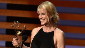 《绝命毒师》再获最佳编剧奖 激动领奖喜不自禁