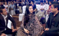 范冰冰与华谊“二王”热聊 透视裙秀美腿性感十足