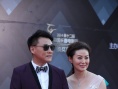 刘小峰红毯墨镜扮酷 王思懿低胸长裙显知性之美