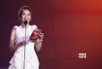 蔡卓妍登台开奖笑容灿烂 白色长裙减龄扮少女