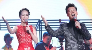 開(kāi)場(chǎng)歌舞《逐鹿未來(lái)》 李蜜開(kāi)唱青春活力點(diǎn)燃激情