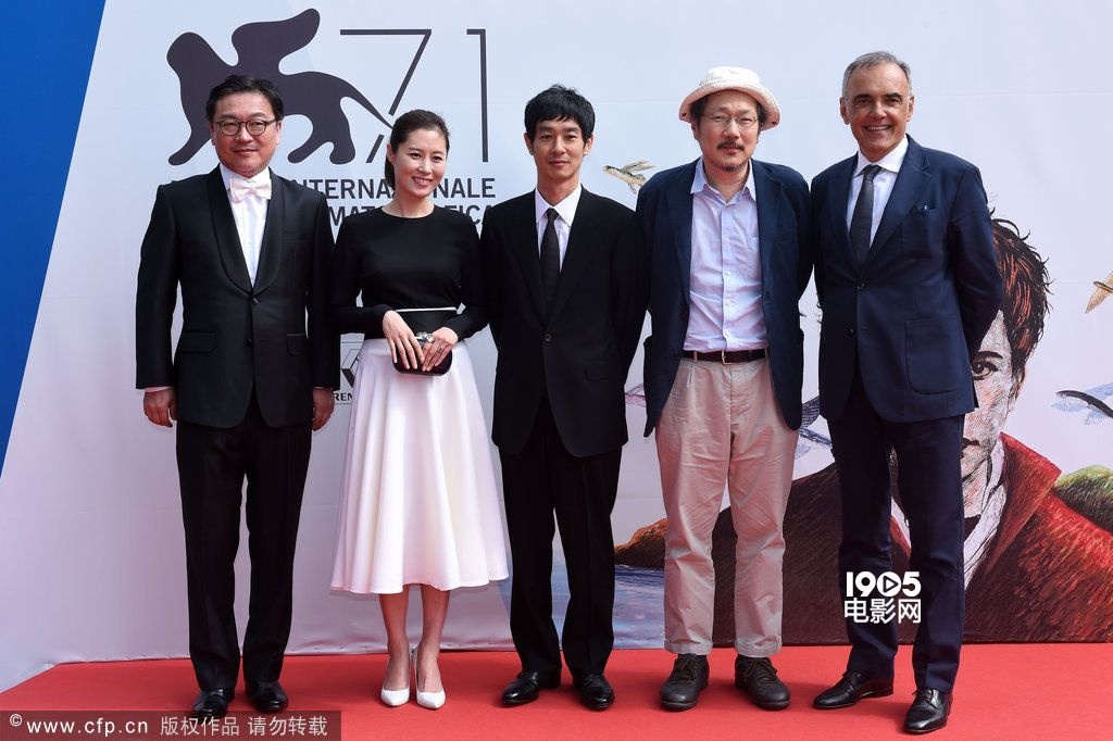 韩国电影《自由之丘》首映礼 文素丽白裙优雅