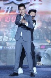《痞子英雄2》曝毀滅版預(yù)告 黃渤稱吻過趙又廷