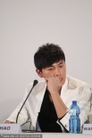 《闯入者》室内发布会 秦昊频咬手指发呆若有所思