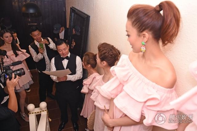 郑希怡女儿已出院宝宝近照首曝大眼睛高鼻梁