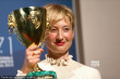 阿爾芭·洛瓦赫摘影后桂冠 高舉獎杯笑容燦爛