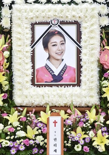 21岁成员恩妃当场死亡,23岁成员权梨世头部受重创,抢救至昨早仍不治