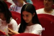 上戏开学典礼表演系女生玩自拍 美女教师抢镜