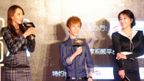 郭敬明对着韩寒照片发飙 或邀请黄晓明参演新作品