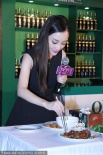 李小璐做美食大賽嘉賓 辣媽踩平底鞋被疑懷二胎