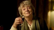 《可爱老女人》曝光片段 老妇人规律生活嗜好红酒