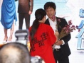 粉丝写“姚晨挺住”砸场 凌潇肃获赠格桑花尴尬