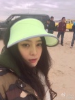 范冰冰戴大妈帽沙漠玩自拍女神依旧 韩庚秒变路人