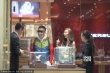 孙红雷携女友珠宝店挑大钻戒 认真细致婚期将至