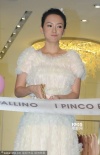 章子怡穿白裙美若新娘 与孩子拍照展亲切笑容