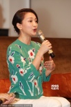 周迅出席公益活動感恩老公 穿花毛衣嘟嘴賣萌