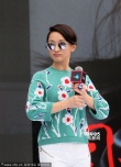 周迅出席公益活动感恩老公 穿花毛衣嘟嘴卖萌
